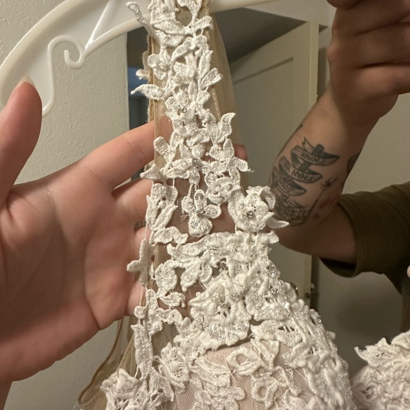 David’s signature wedding dress - Picture 5 of 7